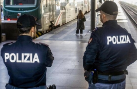 Aggredisce la compagna sul treno e si scaglia contro i poliziotti