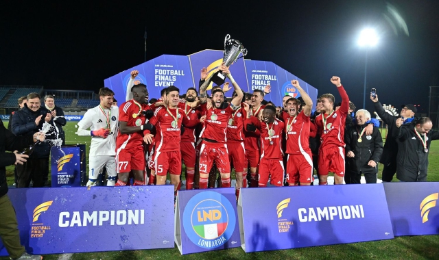 Gioia incontenibile per i giocatori della Solbiatese (foto Domenico Ghiotto)