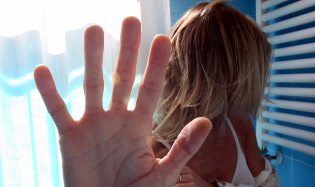 «Presa a schiaffi se guardavo altri ragazzi»