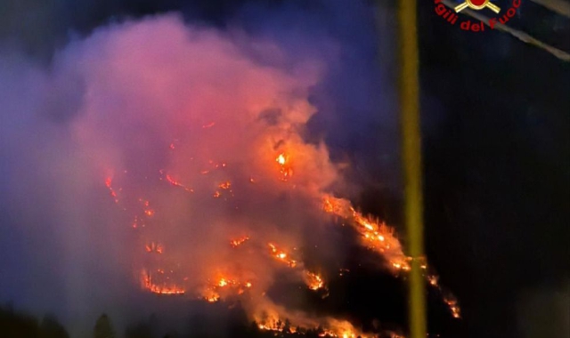 Si perde, accende un fuoco. E divampa l’incendio