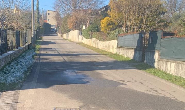 Il tratto di via Roma interessato dalla perdita di acqua a Bregano