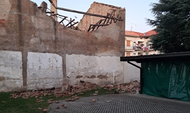 Il cascinale crollato a Cislago durante l’intervento dei vigili del fuoco 