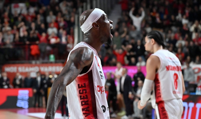 L’esultanza di Tazè Moore dopo la vittoria contro Napoli