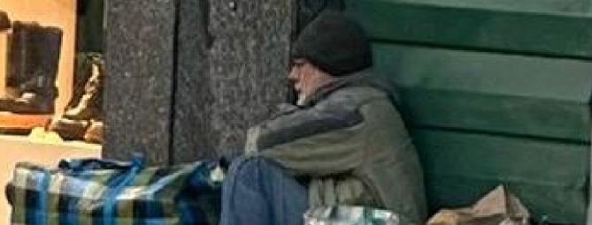 Clochard filosofo sotto i portici di Busto Arsizio