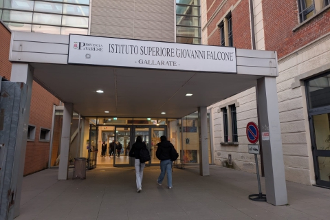 Falcone al freddo, studenti in aula con sciarpa e guanti