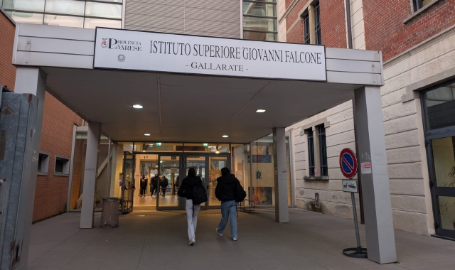 Falcone al freddo, studenti in aula con sciarpa e guanti