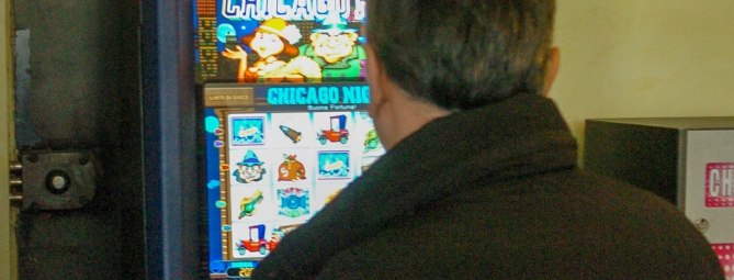 Perde 3mila euro al videopoker, chiede aiuto ai carabinieri