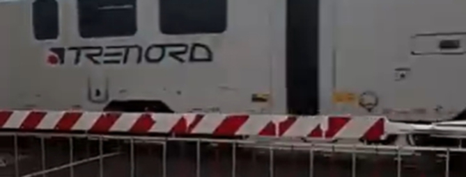 Treni bloccati: danneggiato il passaggio a livello