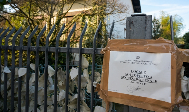 I sigilli sull’abitazione di Castiglione Olona (foto Stefano Benvegnù)