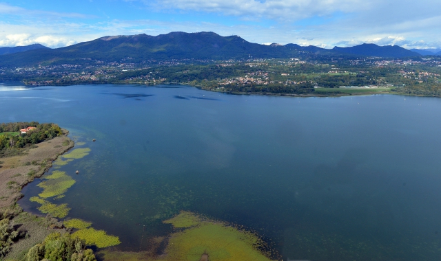 Dal lago di Varese la vista si allarga sulle montagne fra Lombardia e Svizzera