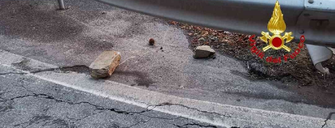 Massi su un’auto. Illesi