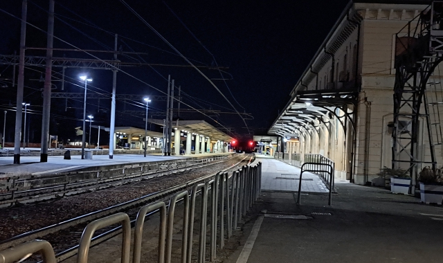 Scarpe lasciate all’ingresso e porta semi-aperta alla torre della stazione di piazza Giovanni XXIII ieri notte. Sopra, i binari vuoti dopo il passaggio dell’ultimo treno. Qui a destra, gli unici due presenti nello scalo nell’attesa del bus mattutino