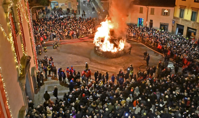 Nelle foto alcuni momenti della festadi Sant’Antoniodel 2025, con il falòdavanti alla chiesa della Mottae la benedizione degli animaliil giorno dopo