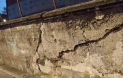 Crolla il muro di cinta, traffico in tilt a Legnano