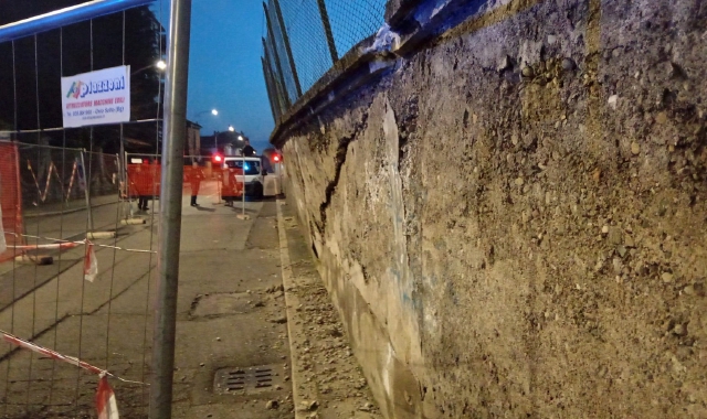 La zona attorno al muro compromesso è stata recintata compromettendo la regolare viabilità