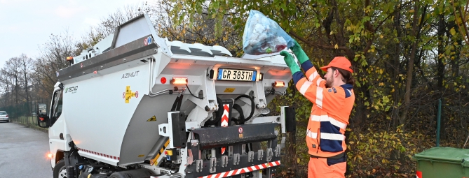 Rifiuti a Busto Arsizio, un turno con gli operatori
