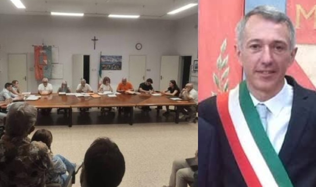 Il Consiglio comunale di Mercallo. A destra, il sindaco Andrea Tessarolo