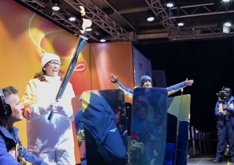 La Fiaccola olimpica scalda la città. Il film della serata