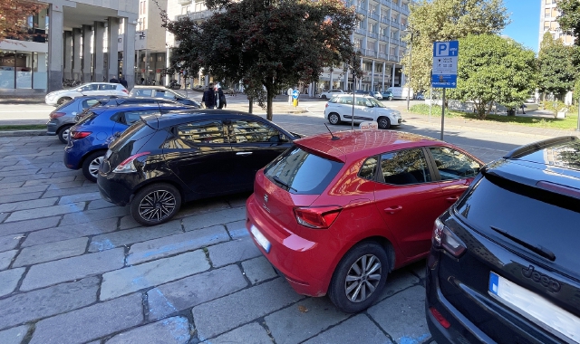 Anche le auto elettriche pagheranno negli stalli con le strisce blu (foto Domenico Ghiotto)