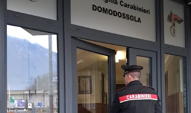 Occhiali con microcamera per riprendere una ragazza al bar: denunciato