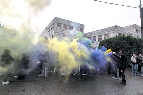 Chiude il bar, studenti in protesta a Saronno
