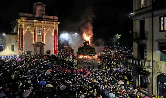 Erano oltre 5mila le persone in piazza della Motta per il falò di venerdì, nonostante la pioggia (foto Angelo Puricelli)