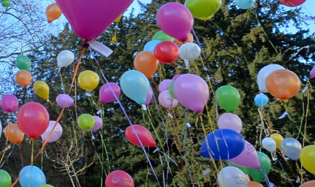 Tra i “regali” c’erano anche i palloncini (foto Archivio)