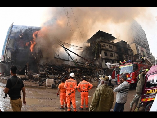 In Pakistan almeno sei morti in un incendio in un centro commerciale