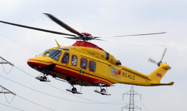 L’uomo è stato portato in elicottero all’ospedale di Circolo di Varese