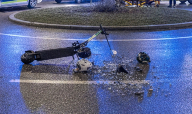 Un monopattino elettrico a terra in una rotatoria  (Foto IA) 