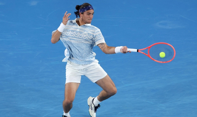 Mattia Bellucci in campo contro Casper Ruud (foto Martin Keep/AFP)