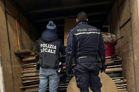 Legnano, fermato camion con rifiuti pericolosi