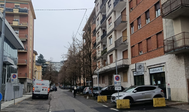 Escono per una passeggiata, orologio e scarpe spariscono