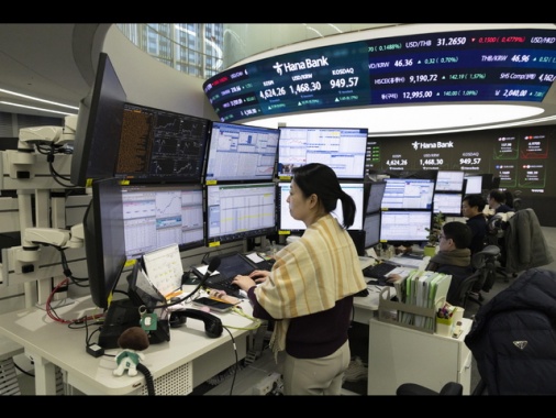 Borsa: l'Asia chiude in calo, lente su Davos e tensioni Usa-Ue