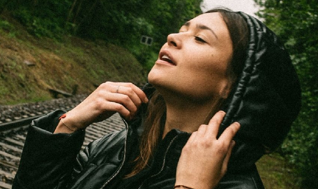 In alto e qui sopra Asia Morellini in due momenti della registrazione del videoclip di “Treni”. A destra la cantautrice milanese ma che ha vissuto a Comabbio in una suo ritratto posato