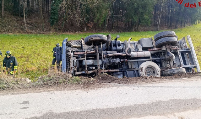 Il camion ribaltato a Viggiù