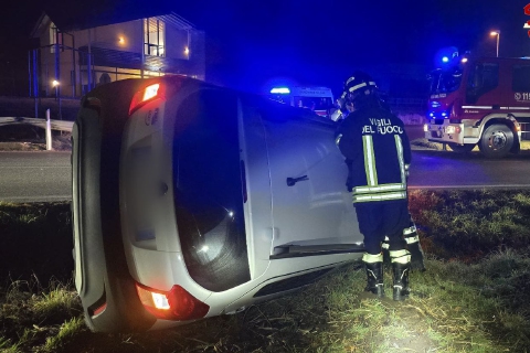 Cuveglio, auto esce di strada e si ribalta