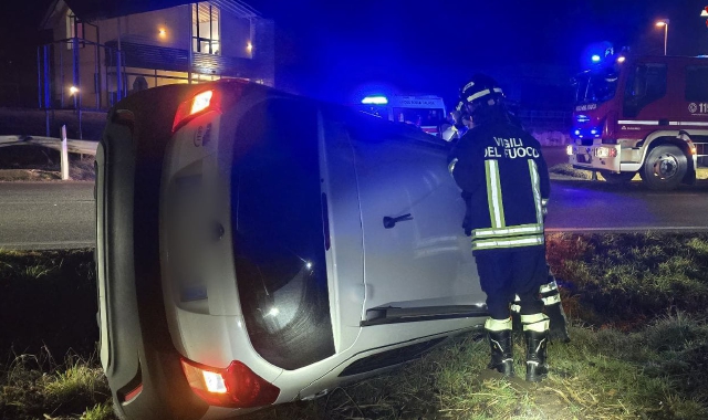 L’auto ribaltata a Cuveglio
