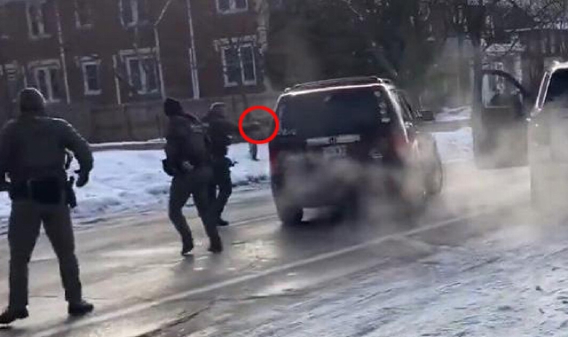 L'omicidio di Renee Good da parte di un membro dell'ICE (foto Ansa)