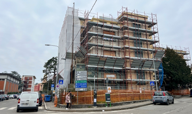 All’angolo via Monte Rosa via Padre Giuliani, la casa di comunità, edificio in fase di ristrutturazione  (foto Benvegnù) 