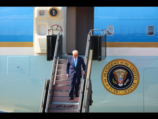 'L'Air Force One con Trump diretto a Davos torna indietro, problema elettrico'