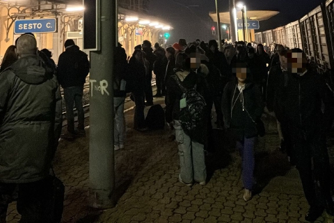 Guasto in stazione, auto contro passaggio a livello: incubo treni