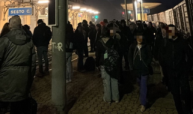 Guasto in stazione, auto contro passaggio a livello: incubo treni