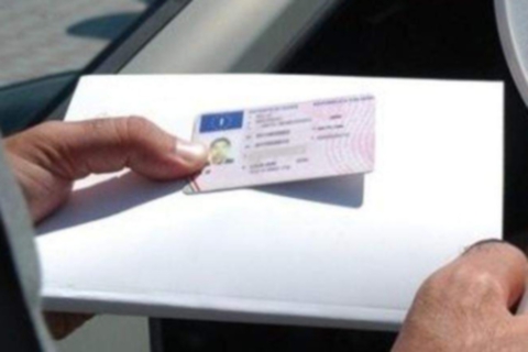 «Guidò senza patente per salvarmi»: a processo