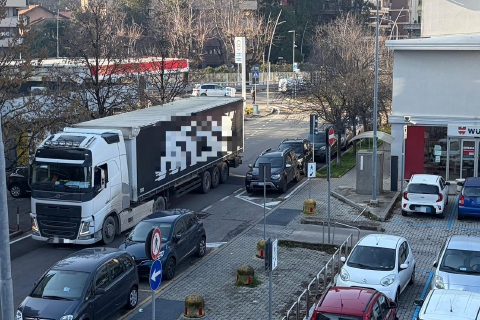 Varese, tir intrappolato in via Tamagno