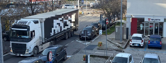 Varese, tir intrappolato in via Tamagno