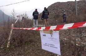 Macinavano i rifiuti e li ammassavano: scoperta discarica abusiva