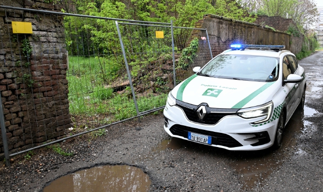 La Polizia locale sul posto all’indomani della violenza (foto Blitz)