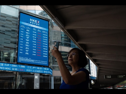 Borsa: Asia positiva dopo il passo indietro di Trump, in luce i tecnologici