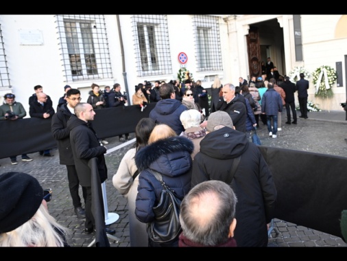 Secondo giorno di camera ardente per Valentino, previsti vescovo, Piccioli e Versace